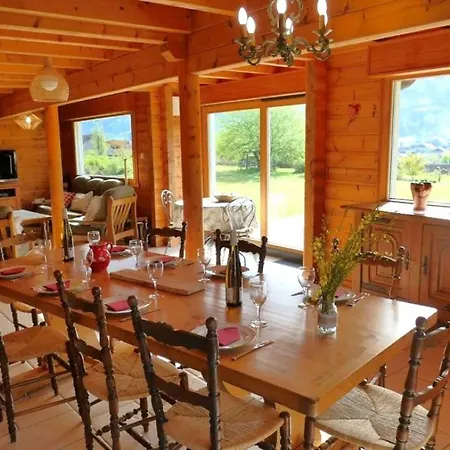 Chalet Sous Le Theatre