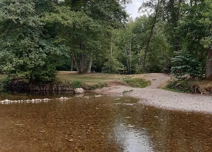 木屋 Sous Le Theatre 比桑