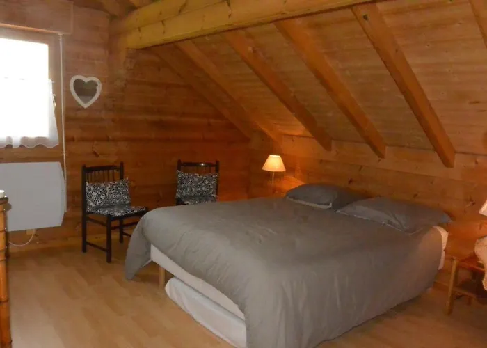 Sous Le Theatre Σαλέ *